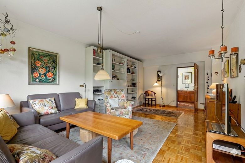 !WARTELISTE!:Helle 4-Zimmer-Wohnung mit Parkblick, Aufzug und Tiefgaragenstellplatz in Alt-Rahlstedt – Wohnbereich