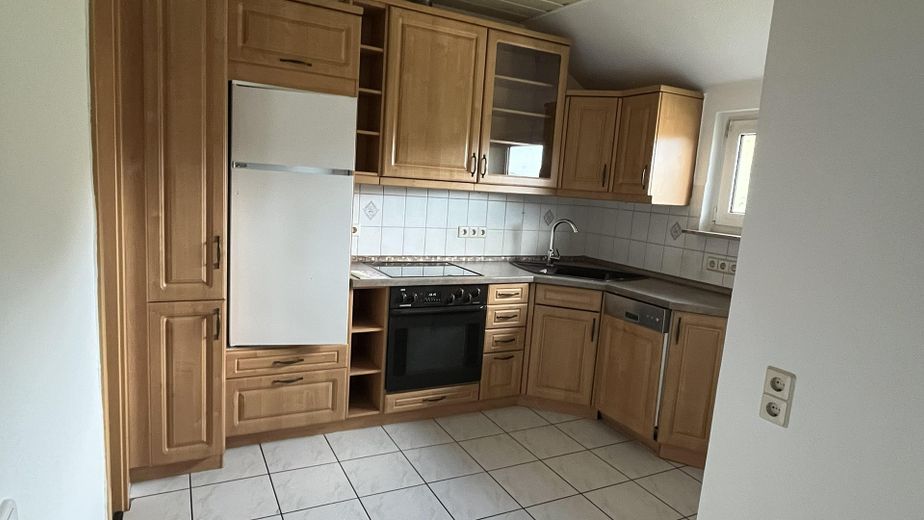Bright 3-room apartment with fireplace & extra room in Gummersbach – available immediately – Küche mit Einbauküche