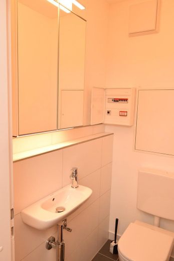 Helle 3-Zimmer Wohnung 70 m2 München Unterhaching mit Balkon Erstbezug nach Vollrenovierung – Gäste WC Erstbezug