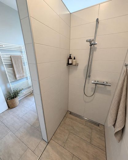 Helle & moderne Eigentumswohnungen in Wandlitz zu verkaufen – Bad im DG