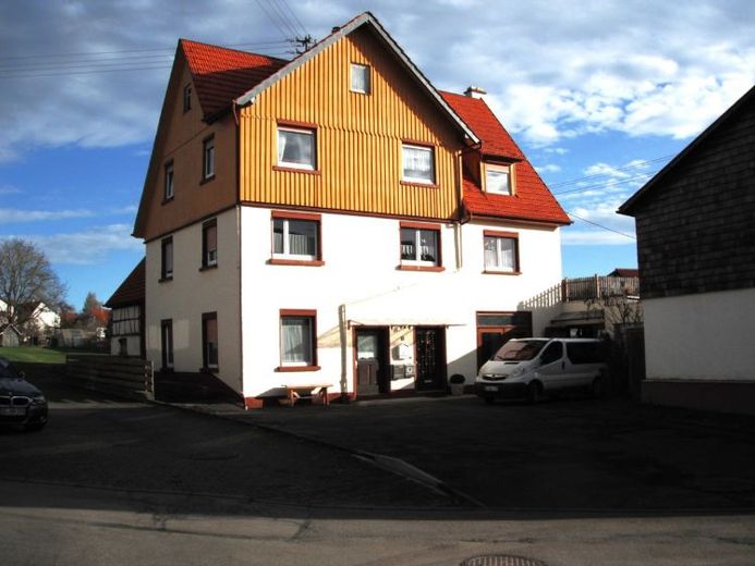 3 daireli, büyük atölyeli ve 2 garajlı çok yönlü apartman – Fotoğraf 1