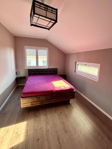 बर्लिन के बाहरी इलाके में आधुनिक नया निर्माण – Elternschlafzimmer
