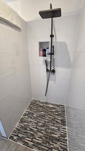 Bungalow familial de rêve avec 6,5 pièces et piscine à Wedemark – Dusche Eltern