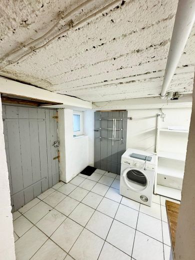Waschküche mit Ausgang Hof