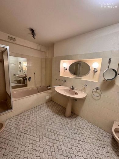 Renovierungsbedürftige Dreizimmerwohnung mit traumhaftem Ausblick – Badezimmer