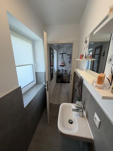 Premium 3-Zimmer-Maisonette-Wohnung mit offener Wohn-Ess-Küche, Dachterrasse & Fußbodenheizung – OG Gäste-WC