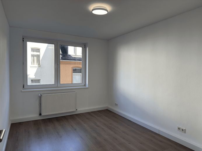 Modernisierte 2-Zimmer Wohnung mit Balkon im begehrten Rheingauviertel Wiesbaden – Schlafzimmer