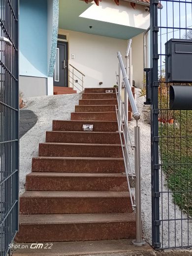 freistehendes Einfamilienhaus mit Einliegerwohnung, saniert und voll möbliert – Treppe zu den Eingängen