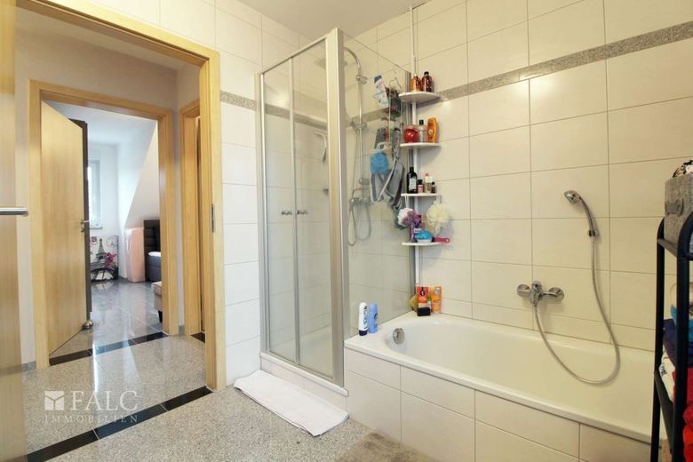 Hochwertig nach KFW Standard saniertes Dreifamilienhaus – DG Badezimmer