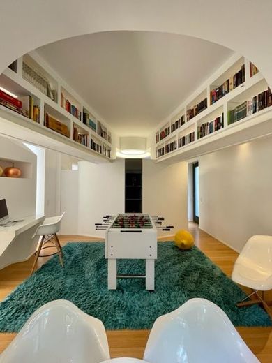 Bibliothek mit Kickerspiel