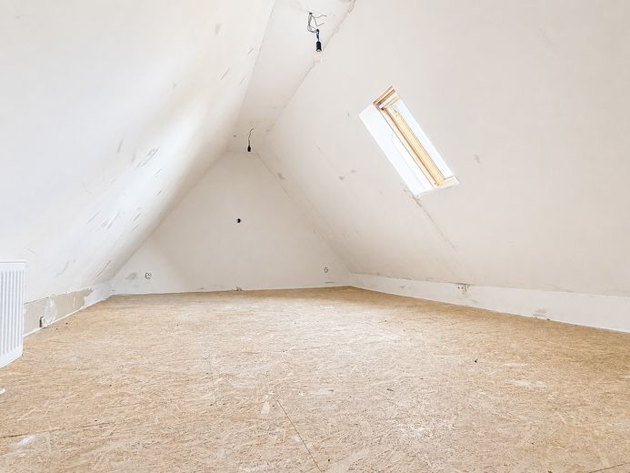 Modernisiertes Einfamilienhaus mit großzügigem Anbau und Südgarten – Spitzboden