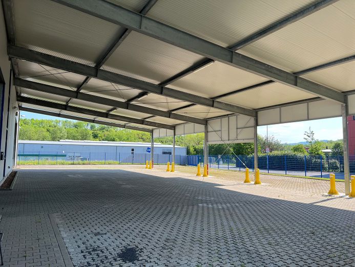 Top-Gewerbeimmobilie: Flexibel nutzbar - als Lager, Werkstatt, Produktion oder auch Handel. – Carport