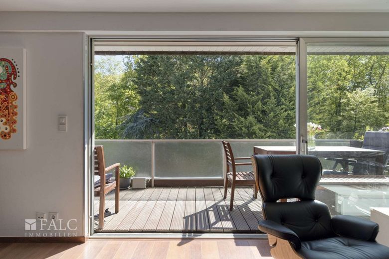 DG-Traum mit Kamin &amp; großem Balkon ins Grüne | 110 m² – Blick Balkon