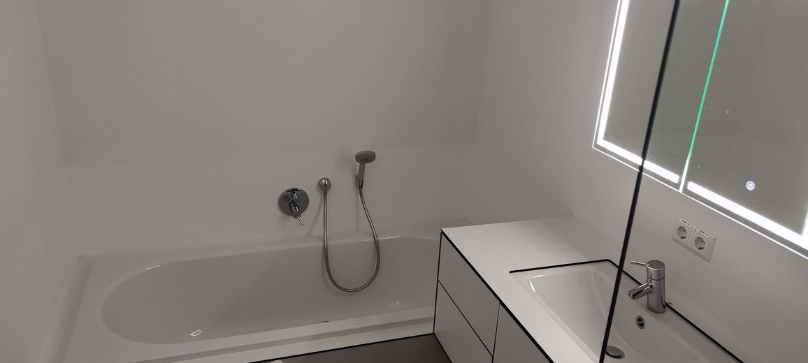Bad 1 mit Wanne