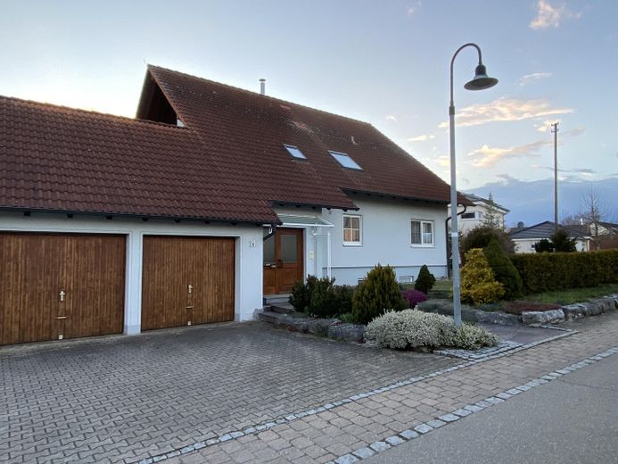 Ansicht Haus mit Garage