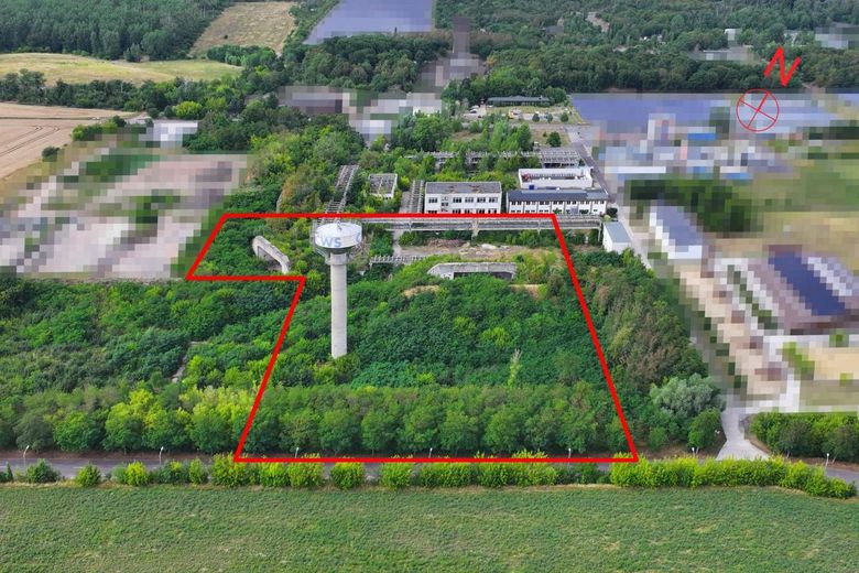 Без комиссии 18.000 м² участок под развитие с башней и 2 бункерами недалеко от Магдебурга – Suedost Luftbild