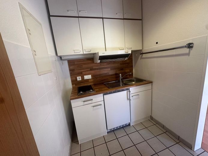 Freshly renovated, bright 1-room apartment in a quiet building right by Barmer Anlagen – Diele mit Küchenzeile 