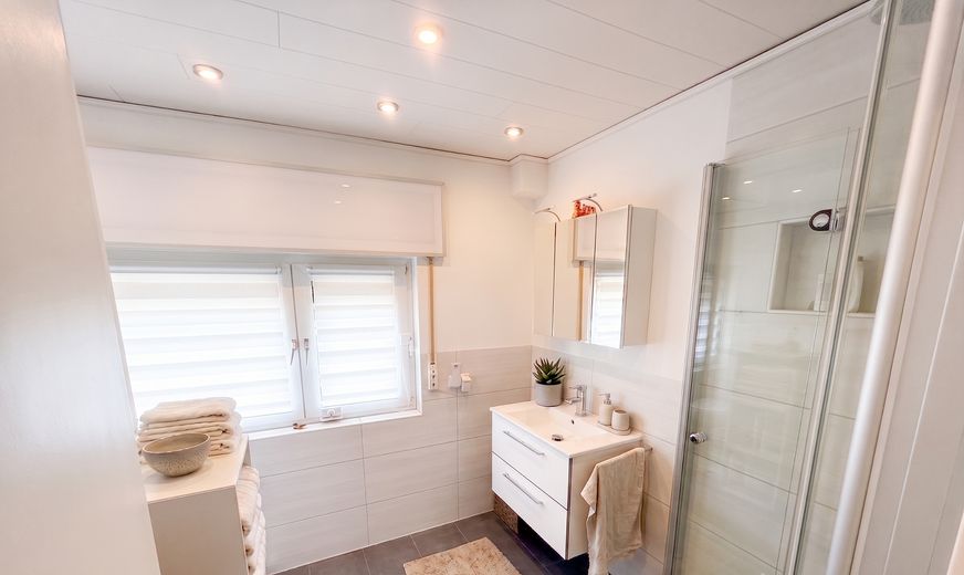 Gepflegtes Reihenmittelhaus mit großem Garten in Frankfurt-Sossenheim – Modernes Duschbad