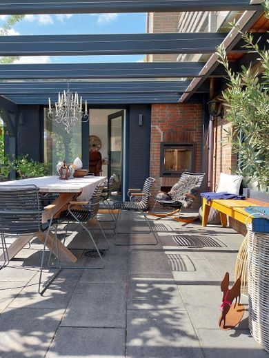 Terrasse mit Kamin und Büro