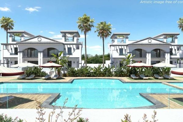 Schönes modernes Penthouse mit Pool