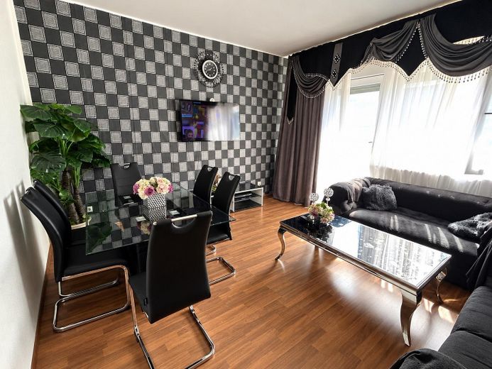 Provisionsfrei – Gepflegte 3-Zimmer Wohnung im Altbau MFH mit Top-Rendite – Wohnzimmer