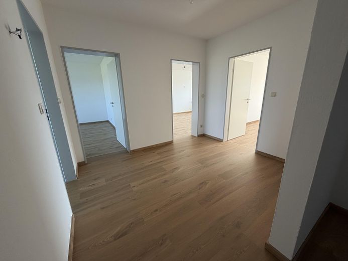 Mooie, ruime 3-kamerwoning 90m² met zuidwestbalkon en droomuitzicht in Rosenheim-Pang – Diele - Blick vom Eingang