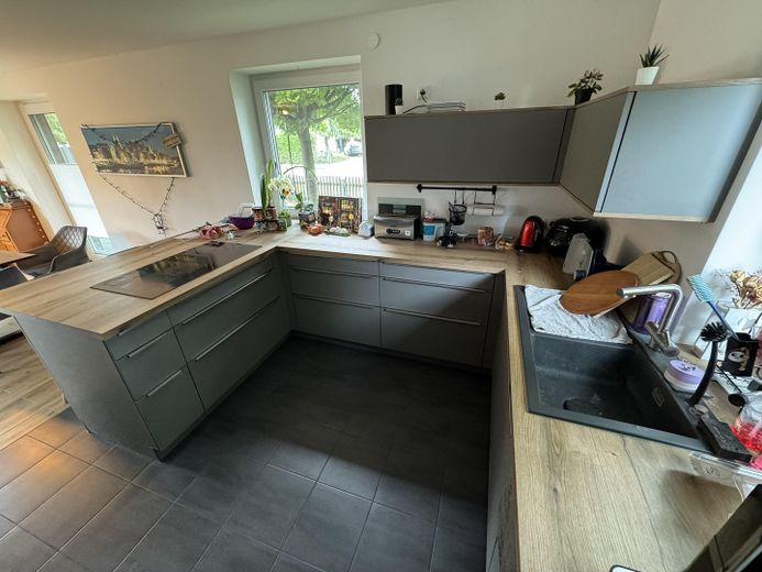 Modernes Einfamilienhaus mit hochwertiger Ausstattung und Smart-Home-System in Groß Wesenberg – Küche