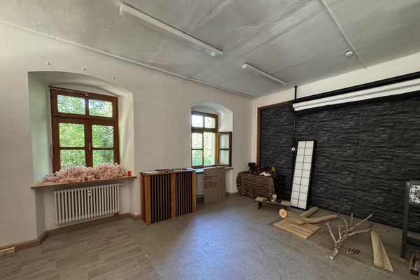 55 м² комерційного приміщення – великі вікна та висота стелі 3 м – лише 275 € на місяць