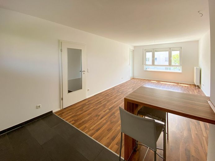 Lichtdurchflutete 3-Zimmer-Wohnung mit Westbalkon – Wohnzimmer