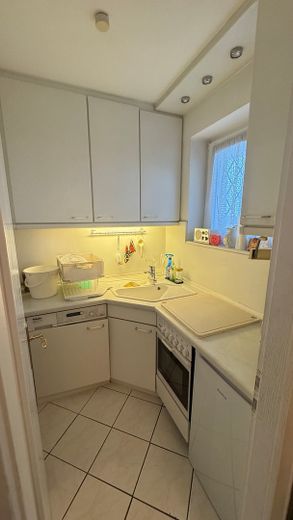 2-Zimmer Wohnung mit Balkon und Außenstellplatz – Küche mit Waschmaschine