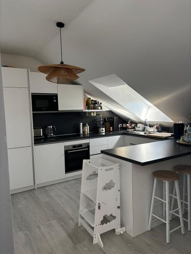 Moderne 3-Zimmer-Dachgeschosswohnung (A+) mit Loggia, Einbauküche, Stellplatz und großem Dachboden – Küche 1