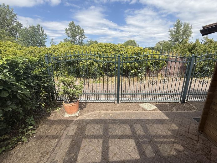 hochwertig saniertes Reihenhaus mit EBK, Wintergarten, provisionsfrei – Garten