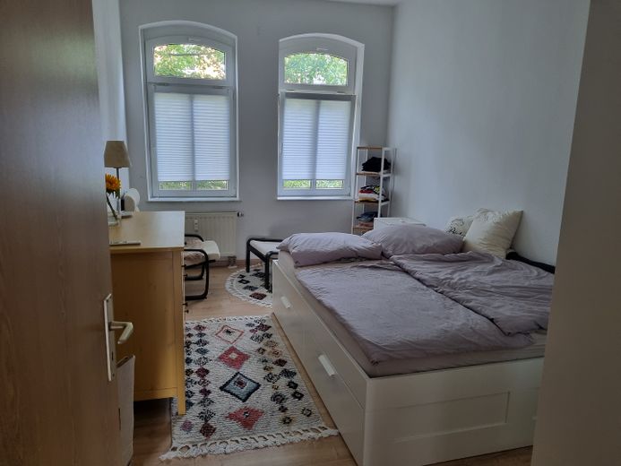 Charmante und großzügige und zentrumsnahe Wohnung inklusive Küche mit Balkonoption WG geeignet – Schlafzimmer