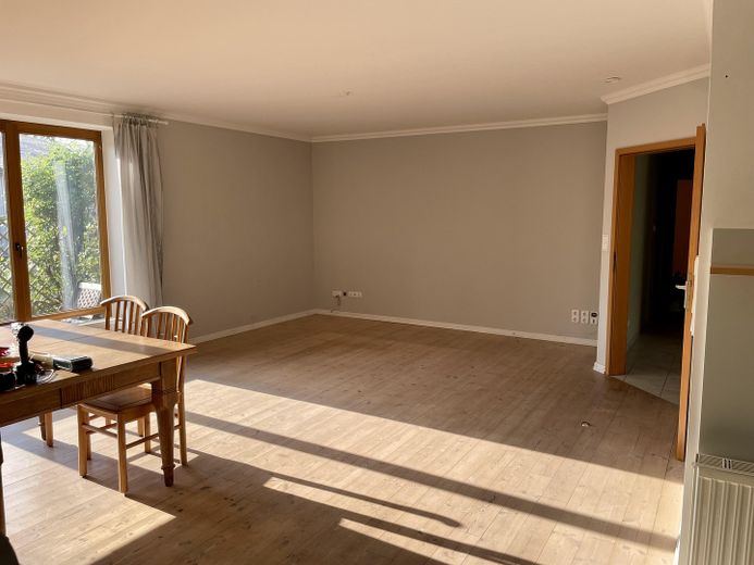 Nachhaltiger Bungalow mit Wintergarten, Garage und Garten – WHZ