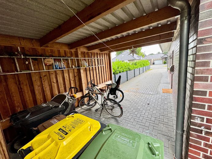 Carport mit Zufahrt