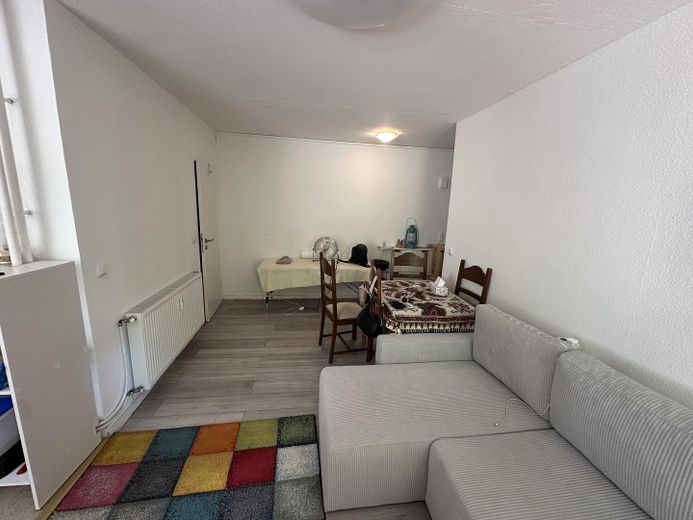2-Zimmer-Wohnung mit sonnigem Balkon in begehrter Lage – Wohnzimmer