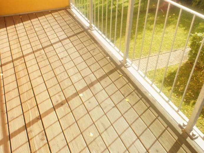 Frei ab 1.11.26 - 2. OG - Laminat - sonniger Balkon an der Küche ! – फोटो 1