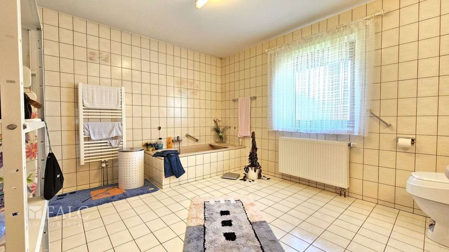 Attraktives Einfamilienhaus mit Doppelgarage, PV-Anlage und ausgebautem Keller – Badezimmer EG