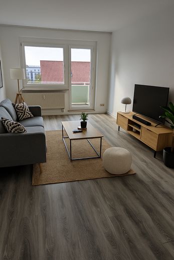 Frisch renoviert: 4 Zimmer, Balkon, EBK und Stellplatz – Wohnzimmer