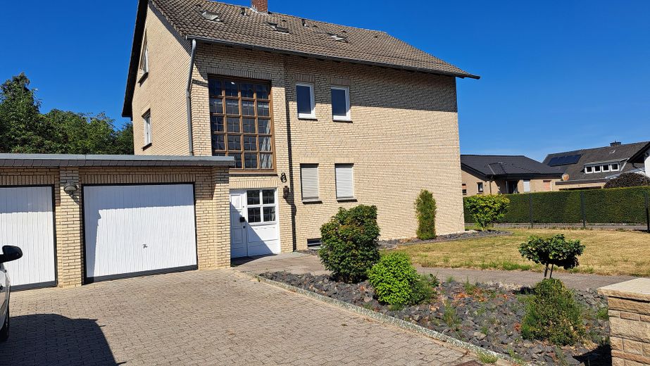 Panoramik balkonlu 3 ailelik binada kat dairesi (1. kat) – 3-Familien-Haus , 1. OG