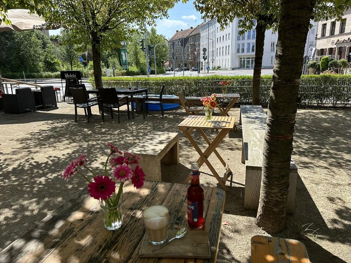 nettes Cafe gegenüber