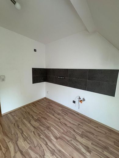 Charmante Dachgeschosswohnung im 2. Obergeschoss – großzügiges Wohnen im beliebten Stadtosten – Küche 2