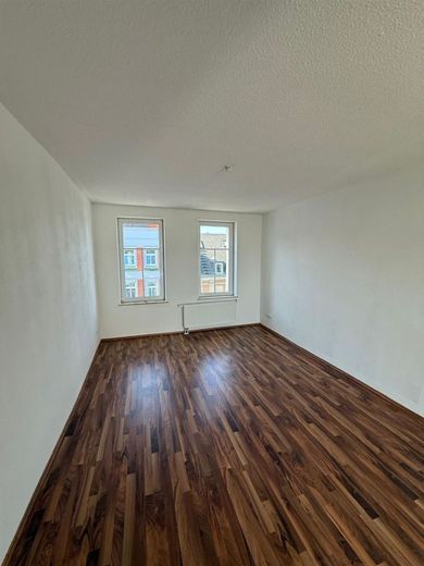 Kompakte DG 3-Zimmer mit Aufzug, Laminat, Dachbalkon und Eckwanne in guter Lage! – PHOTO-2026-03-09-11-47-41_10