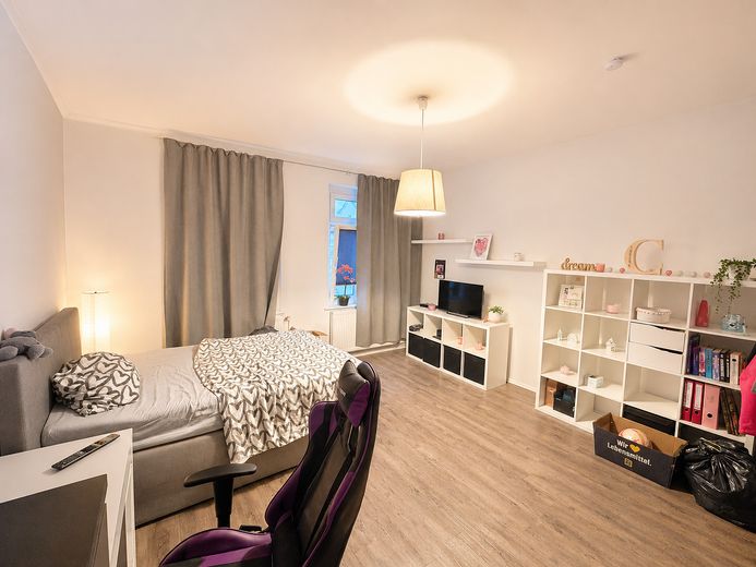 Schlafzimmer mit viel Platz