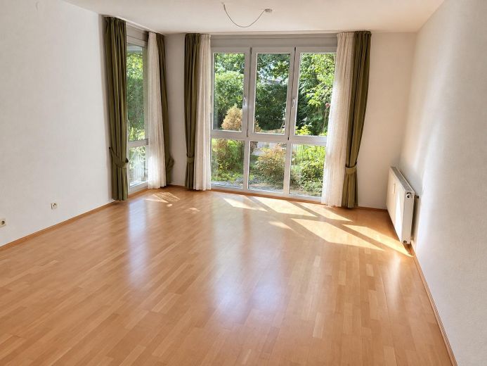 3-Zi-Gartenwohnung mit Terrasse und TG – ab sofort frei – Wohnzimmer aktuell Garten