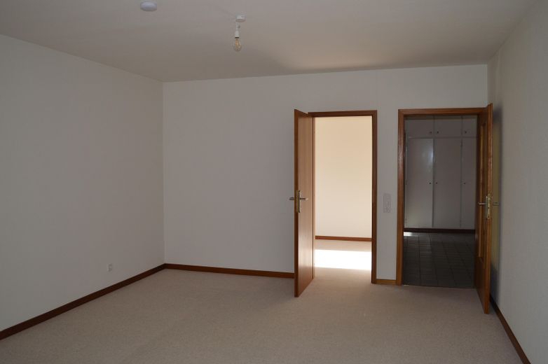 2,5 Zimmer, gut belichtet mit Balkon – Wohnzimmer, kleines Zi u. Flur