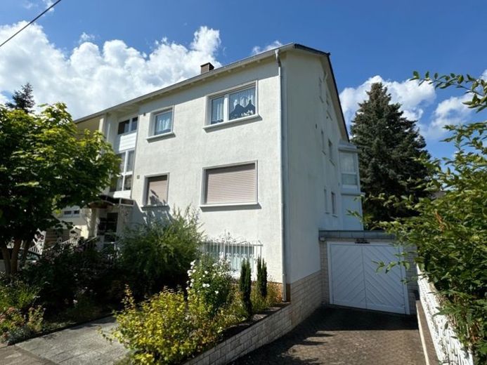 Gepflegtes 2-3 Familienhaus mit Garten + Garage, sofort verfügbar – फोटो 1