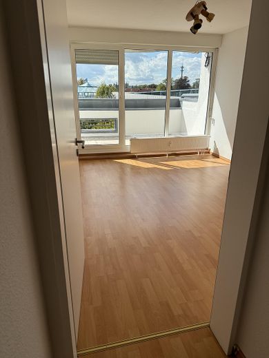 Blick v. Flur ins Schlafzimmer