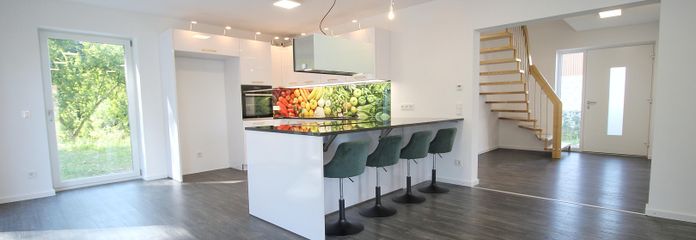 3 Jahre altes Niedrigenergie Traumhaus am Waldrand - Smart-Home! – Küche mit Eingangsbereich