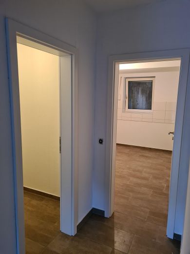 Przestronne 3-pokojowe mieszkanie tarasowe na pochyłym terenie z tarasem od strony południowej i 2 miejscami parkingowymi – Zdjęcie 4